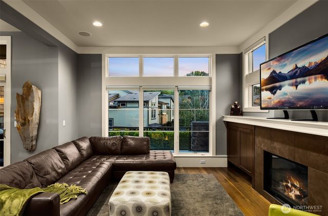 1211 N 42nd Place, Renton, WA 98056