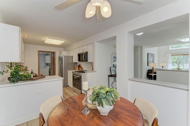 1034 Huntington Drive 1034, Elk Grove Village, IL 60007