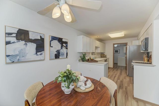 1034 Huntington Drive 1034, Elk Grove Village, IL 60007