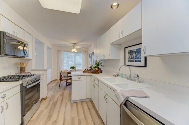 1034 Huntington Drive 1034, Elk Grove Village, IL 60007
