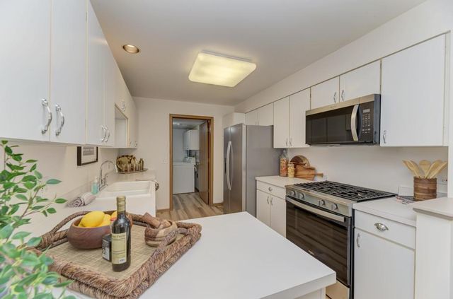 1034 Huntington Drive 1034, Elk Grove Village, IL 60007