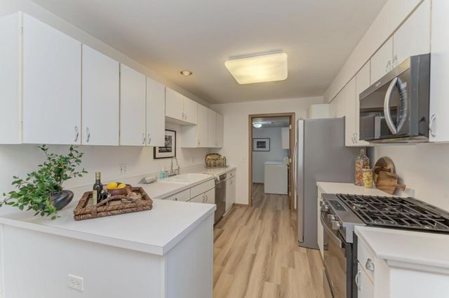 1034 Huntington Drive 1034, Elk Grove Village, IL 60007