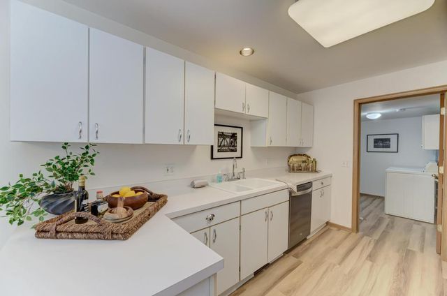 1034 Huntington Drive 1034, Elk Grove Village, IL 60007