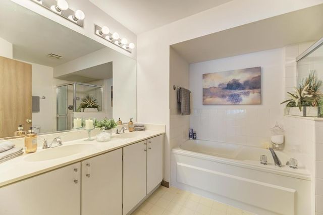 1034 Huntington Drive 1034, Elk Grove Village, IL 60007