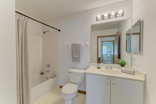 1034 Huntington Drive 1034, Elk Grove Village, IL 60007