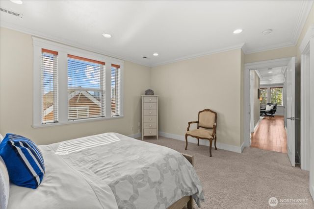 400 NE 50th Street, Seattle, WA 98105