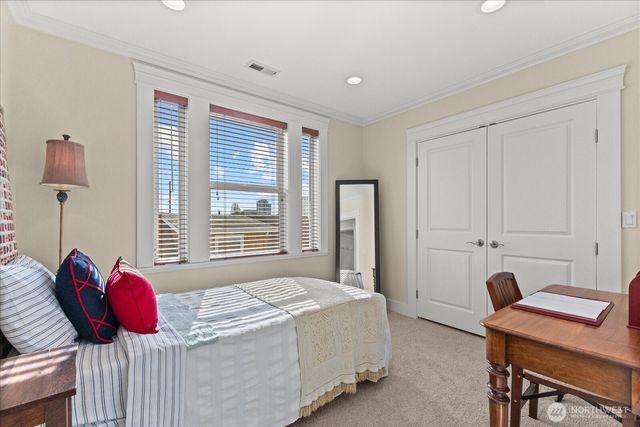 400 NE 50th Street, Seattle, WA 98105