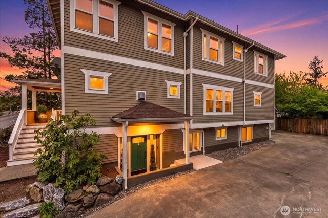 400 NE 50th Street, Seattle, WA 98105