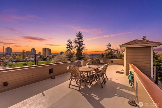 400 NE 50th Street, Seattle, WA 98105