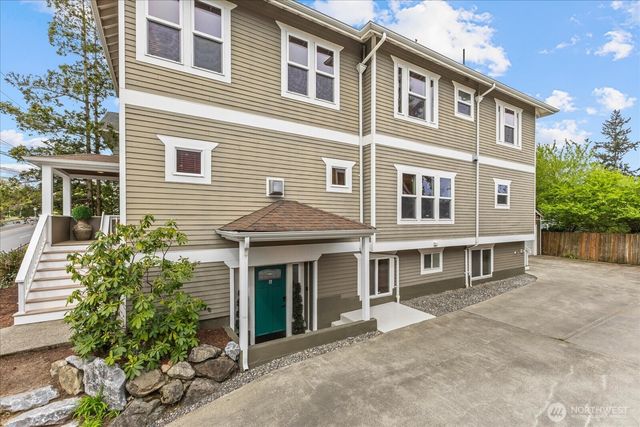 400 NE 50th Street, Seattle, WA 98105