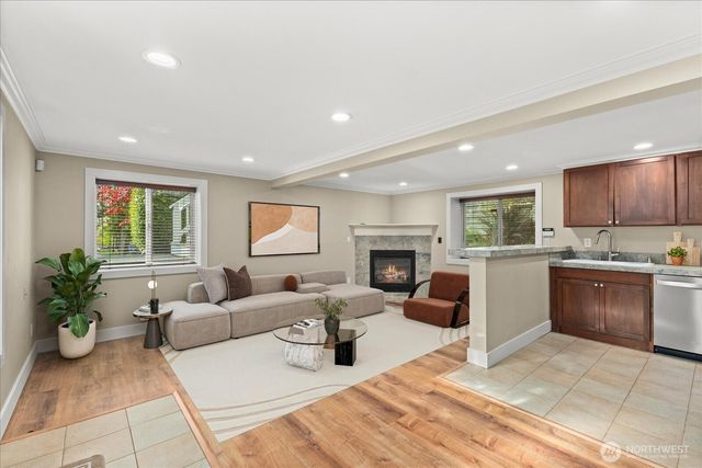 400 NE 50th Street, Seattle, WA 98105