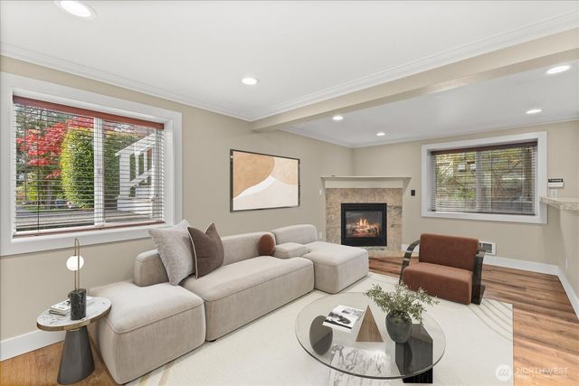 400 NE 50th Street, Seattle, WA 98105