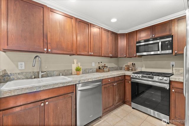 400 NE 50th Street, Seattle, WA 98105