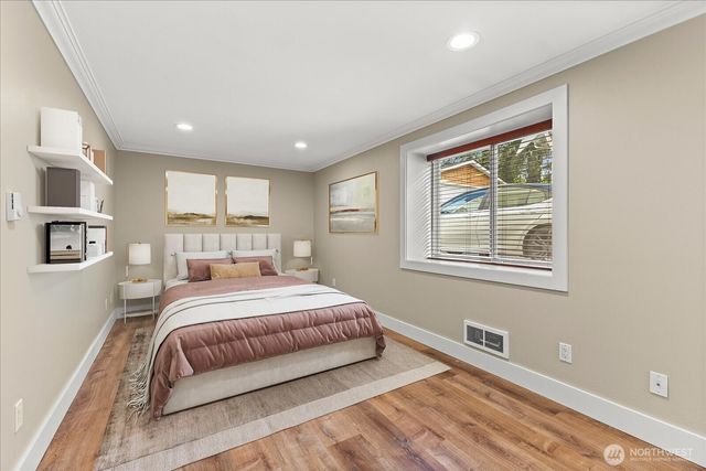 400 NE 50th Street, Seattle, WA 98105