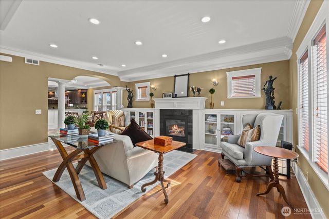 400 NE 50th Street, Seattle, WA 98105