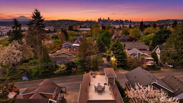 400 NE 50th Street, Seattle, WA 98105