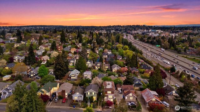 400 NE 50th Street, Seattle, WA 98105