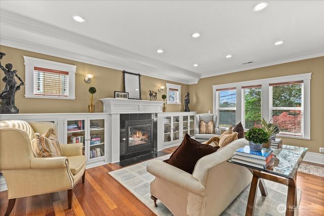 400 NE 50th Street, Seattle, WA 98105