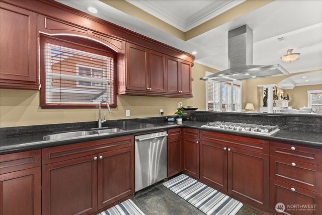 400 NE 50th Street, Seattle, WA 98105