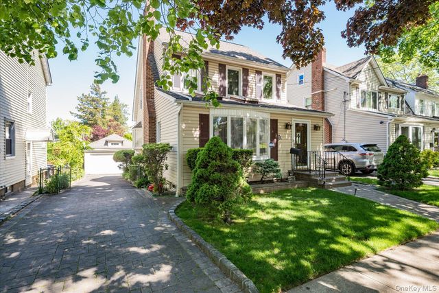 257-09 Pembroke Avenue, Great Neck, NY 11020