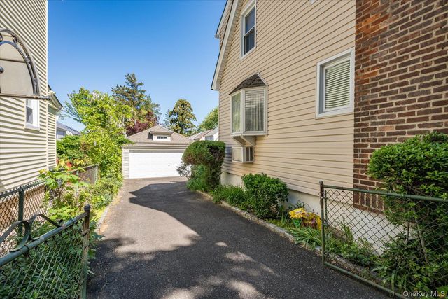 257-09 Pembroke Avenue, Great Neck, NY 11020