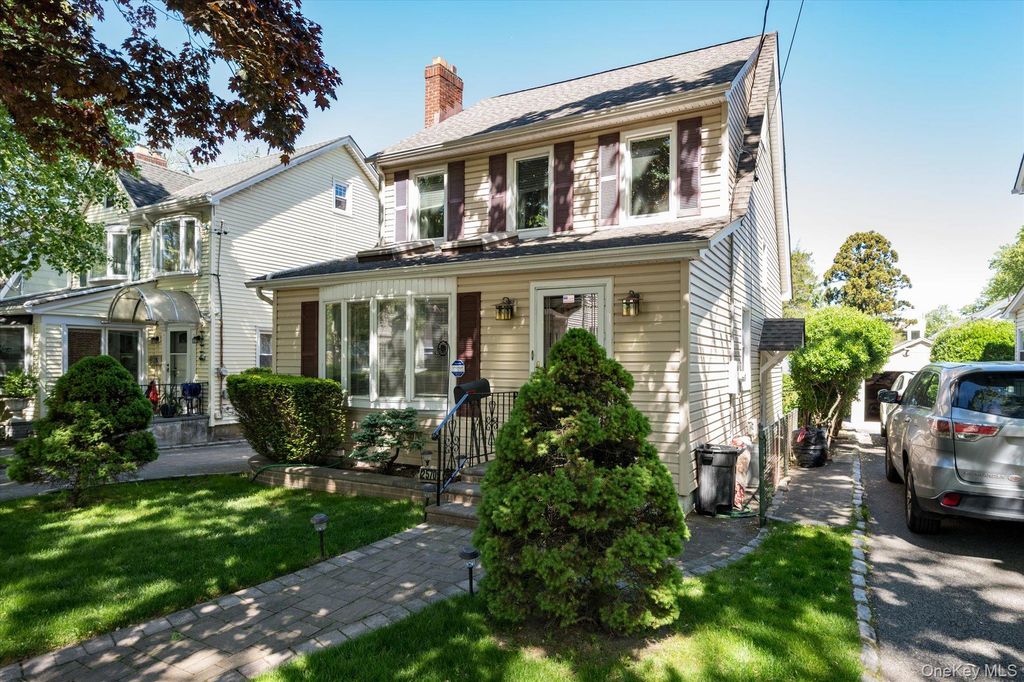 257-09 Pembroke Avenue, Great Neck, NY 11020