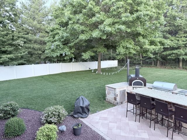 9 Angelina Ct, Monroe Twp., NJ 08831