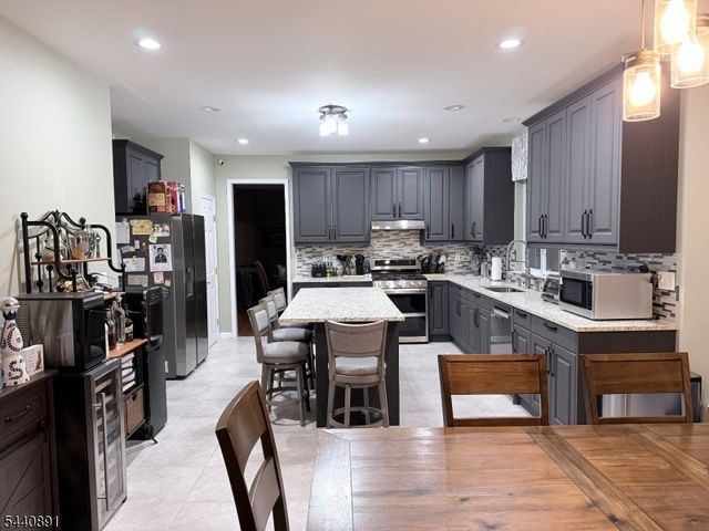 9 Angelina Ct, Monroe Twp., NJ 08831