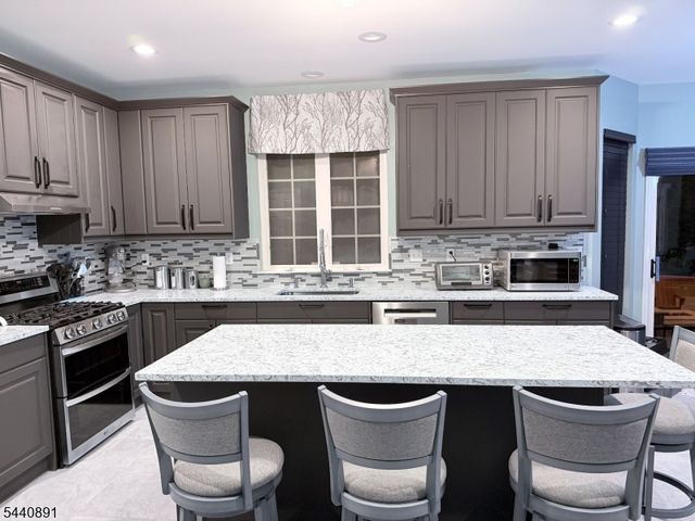 9 Angelina Ct, Monroe Twp., NJ 08831