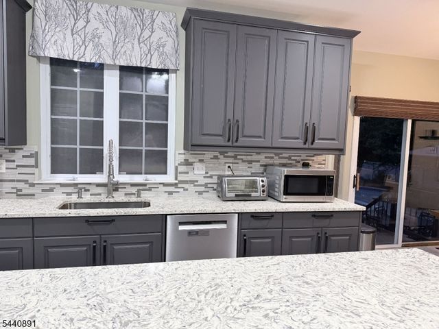 9 Angelina Ct, Monroe Twp., NJ 08831