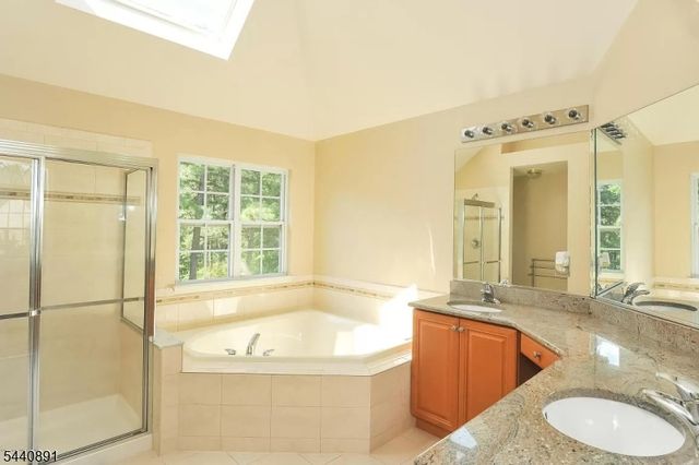 9 Angelina Ct, Monroe Twp., NJ 08831