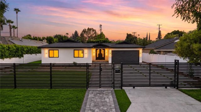 16158 Magnolia Boulevard, Encino, CA 91436