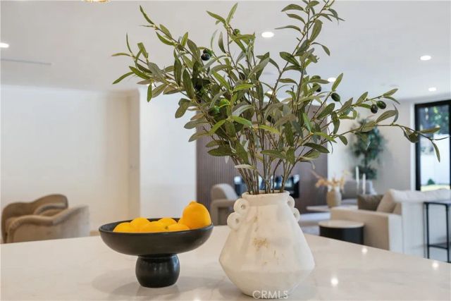 16158 Magnolia Boulevard, Encino, CA 91436
