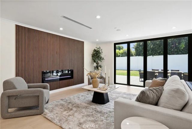 16158 Magnolia Boulevard, Encino, CA 91436