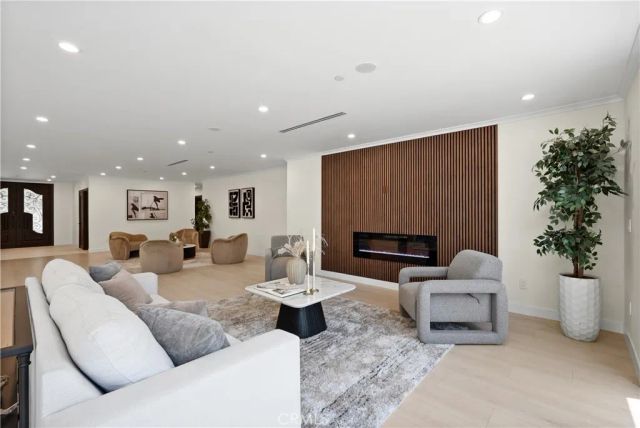 16158 Magnolia Boulevard, Encino, CA 91436