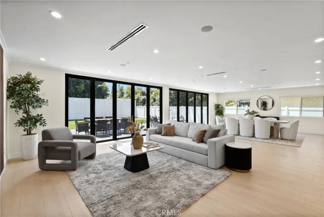 16158 Magnolia Boulevard, Encino, CA 91436