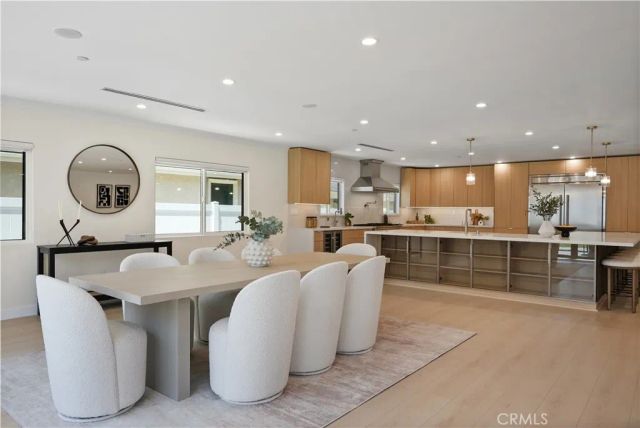 16158 Magnolia Boulevard, Encino, CA 91436