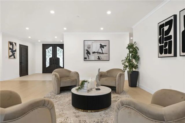 16158 Magnolia Boulevard, Encino, CA 91436
