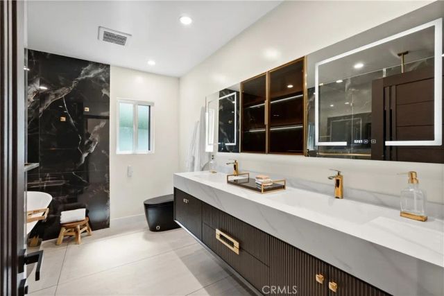 16158 Magnolia Boulevard, Encino, CA 91436