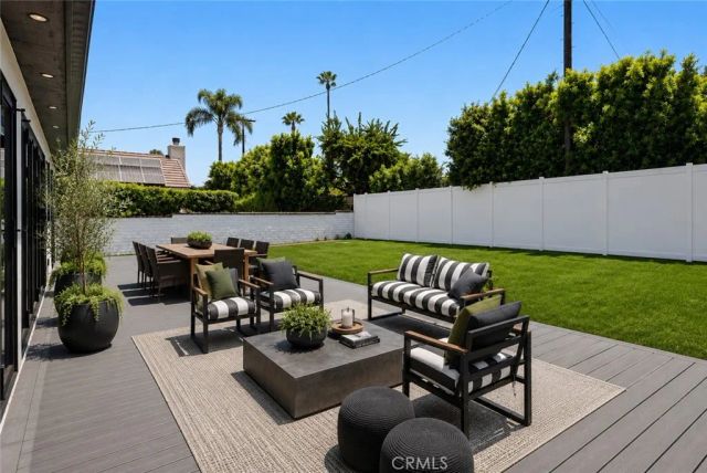 16158 Magnolia Boulevard, Encino, CA 91436