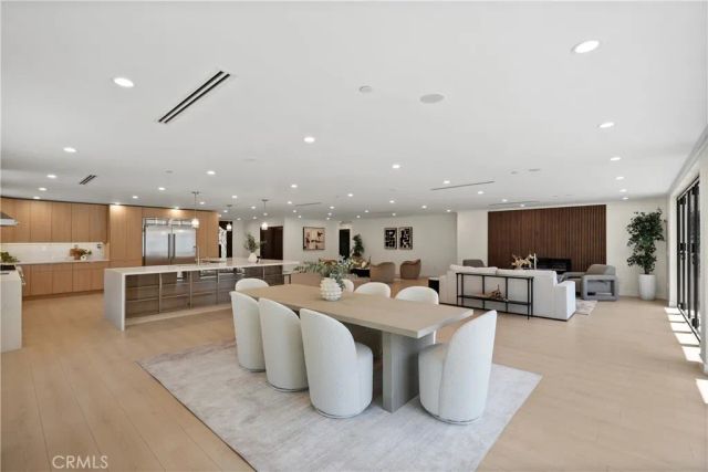 16158 Magnolia Boulevard, Encino, CA 91436