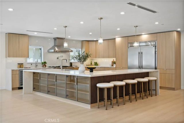 16158 Magnolia Boulevard, Encino, CA 91436