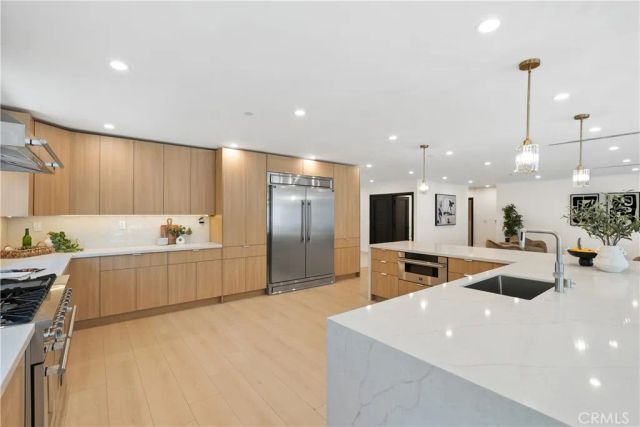 16158 Magnolia Boulevard, Encino, CA 91436