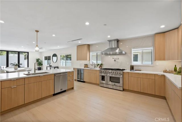 16158 Magnolia Boulevard, Encino, CA 91436