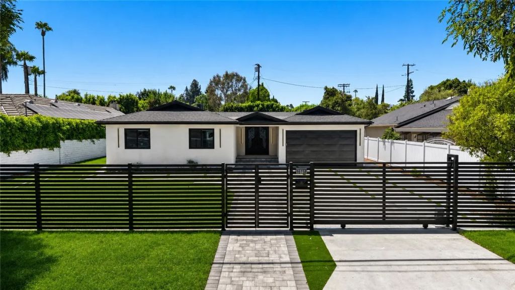 16158 Magnolia Boulevard, Encino, CA 91436