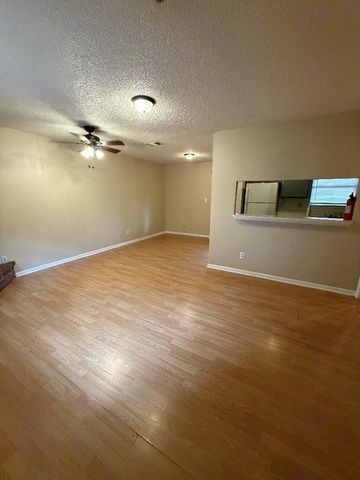139 Elm DR 104, Lockhart, TX 78644