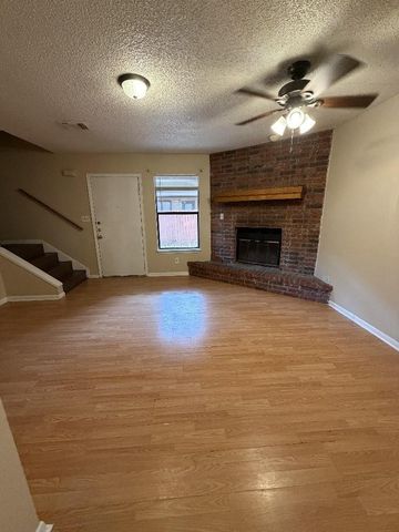 139 Elm DR 104, Lockhart, TX 78644