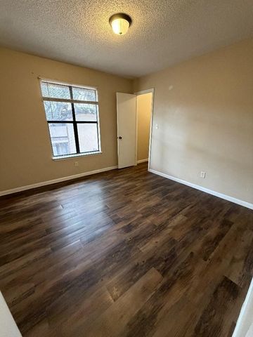 139 Elm DR 104, Lockhart, TX 78644