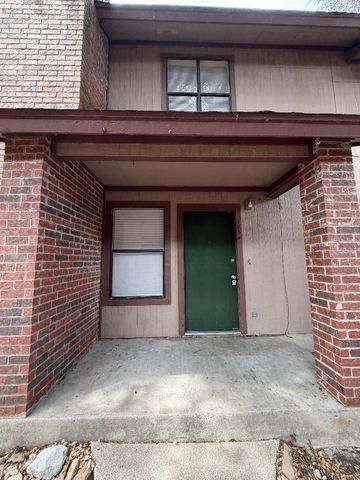 139 Elm DR 104, Lockhart, TX 78644