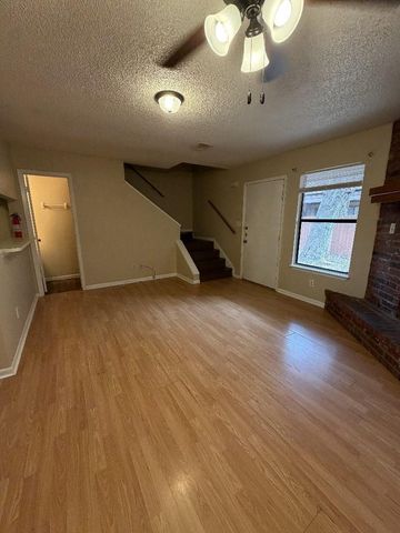139 Elm DR 104, Lockhart, TX 78644